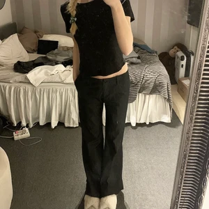 Lågmidjade kostymbyxor  - Lågmidjade kostymbyxor i grå (sista bilden ser man mer färgen osv) 