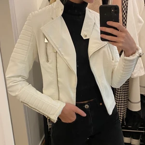 Chiquelle moto jacket white - Säljer nu min otroligt fräscha skinnjacka på grund ut av att den inte kommer till användning. Jag har haft den i några år men jag har max använt den 5 gånger. Det är chiquelles storsäljande modell moto jacket i vitt som ej finns att få tag på längre. Köparen står för frakten. Nypris: 699 kr 