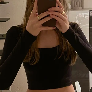 Långärmad tröja - Snygg tröja från BikBok som använts ett fåtal gånger då den redan var lite för tajt när jag köpte den men lämnade aldrig tbx den 🖤