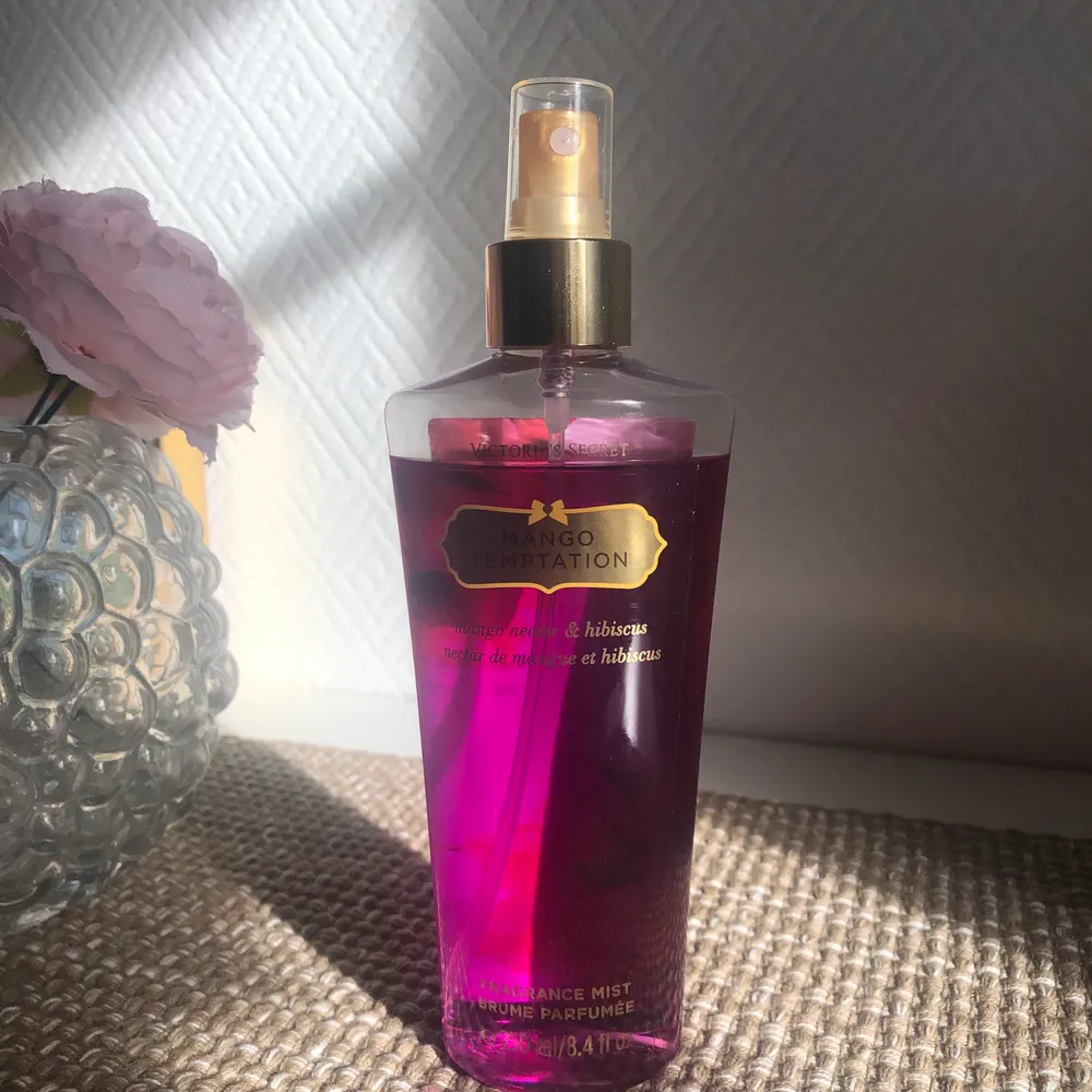 Knappt använd body mist från Victoria secret. Luktar fortfarande mycket. Doften är mango temptation (mango nectar och hibiskus). 250ml. Övrigt.