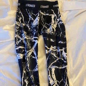 Träningsbyxor  - Ett par träningsbyxor från Stronger, storlek S, originalpris: 800kr