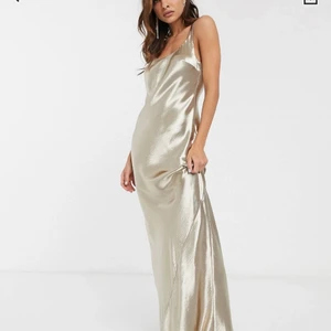 Balklänning champagne  - Balklänning från ASOS storlek 36, säljer den pga jag råkade klicka hem två stycken! Slutsåld på hemsidan❤️‍🔥