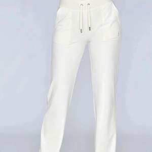Säljer mina vita juicy couture byxor! Köpte de här på plick och skulle säga att de inte har några större synliga tecken på att de är använda mycket