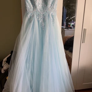 Balklänning  - Storlek 42, jag är ca 167cm o den går lite längre än mina fötter. Orginalpris 3500kr (priset går att diskuteras)  Bara att skriva om ni vill ha fler bilder på hur den sitter på osv. Utkörning inom Göteborgsområdet (extra avgift)