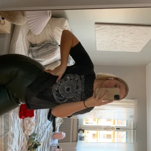 T-Shirt med coolt tryck - Väldigt fint skick på t-shirt i grå/svart färg med fint vitt tryck på, bara använd någon gång 🤗 jag är 165 cm lång 