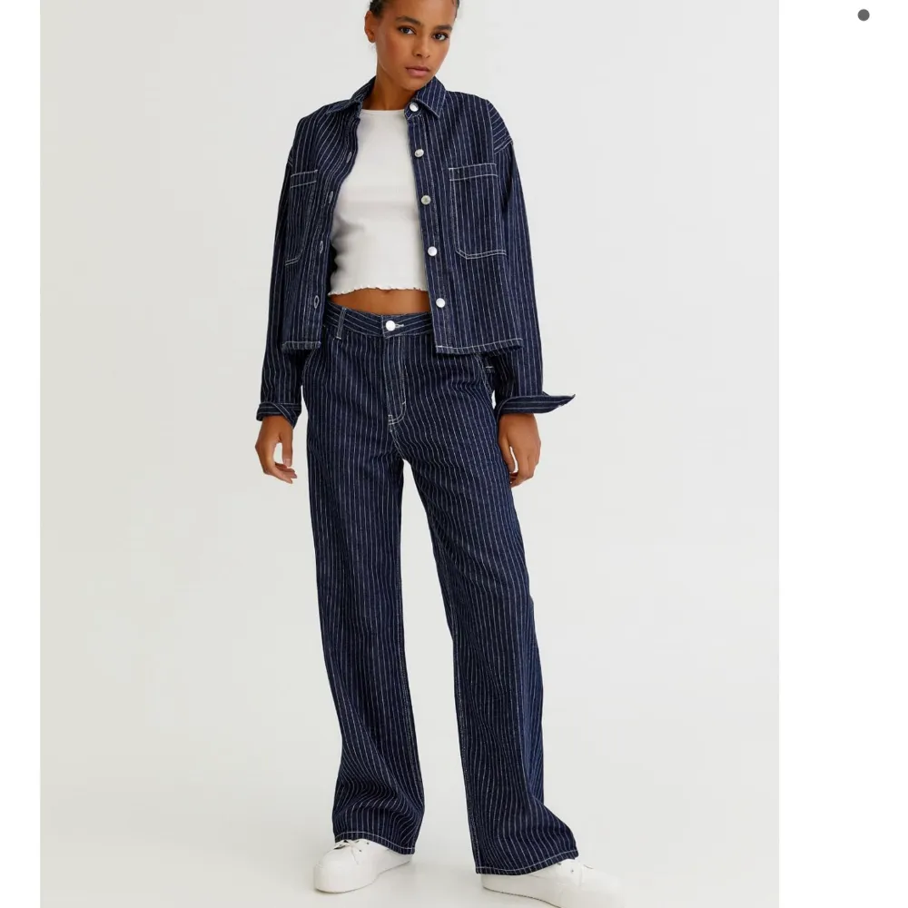 Säljer denna populära jackan från Pull&Bear som är helt slutsåld! Sparsamt använd! :). Jeans & Byxor.