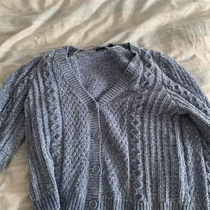 Blå urringad kofta  - Väldigt skön kofta, mjukt material. Köparen står för frakt