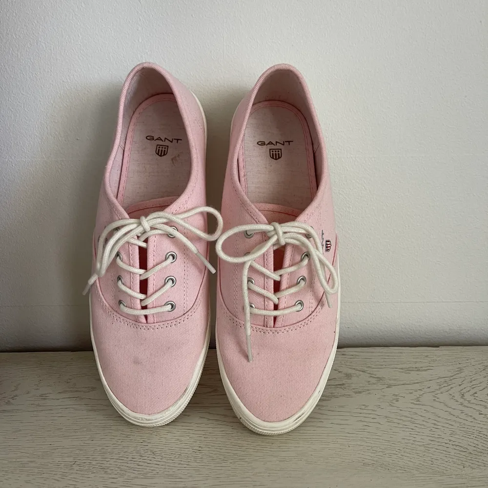 Säljer mina söta rosa skor från Gant. Har använt dom 1 gång vilket gör att dom Inte är super rena, därav priset. . Skor.