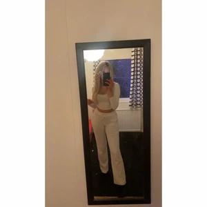 Vita juicy couture byxor - Säljer ett par vita juicy byxor i storlek S, använda några få gånger. Bra skick och köpte dom för 1100 kr. Säljs för 700 kan diskuteras 