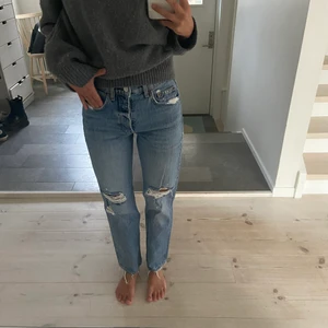 Slutsålda Zara jeans  - Dessa jeans är så snygga och sålde slut för ett tag sen detta är strl 36