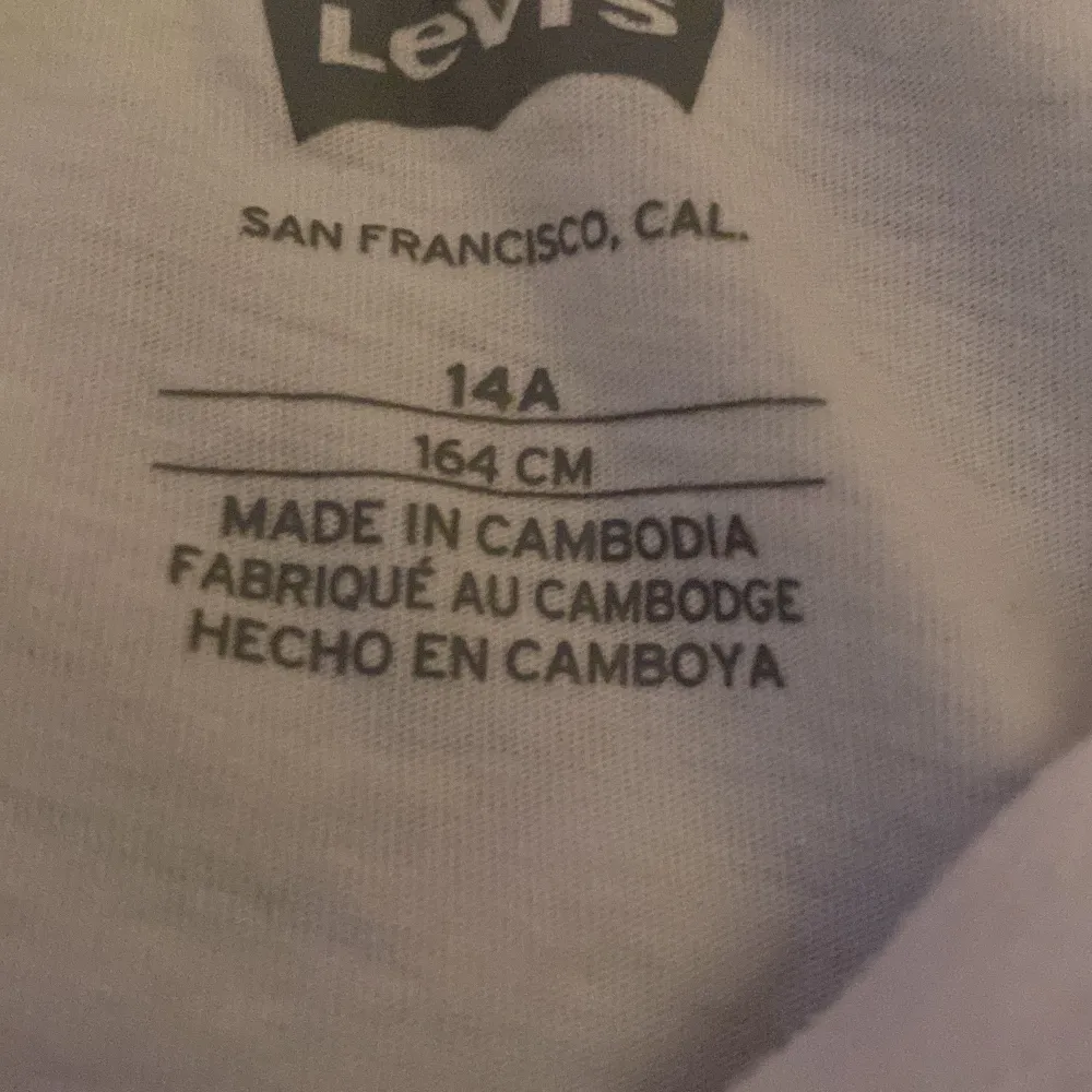 LEVI’S t-shirten är i storlek 164.jag säljer den för att har haft den i min garderob och glömt bort den . T-shirts.