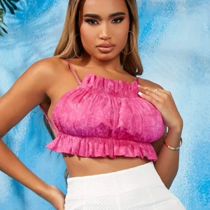 Shein sommartopp stl xs - Urtjusig topp som passar utmärkt nu till sommaren! Stl xs från shein. Går att justera storleken eftersom man knyter den där bak, så in passa mellan xs,s. Skriv pm för fler frågor💖💖