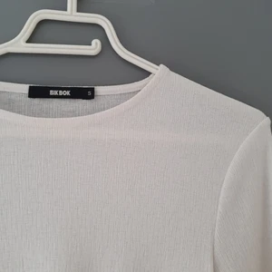 BIK BOK - Tunn t-shirt/kortarmad blus. Sitter väldigt fint. Endast använd enstaka gånger! Längre ärmar.stl (S) sitter bra!🤍   är lite genomskilnig. (Köparen står för frakten, buda från 85:-)                                                            ord.pris 179 kr  