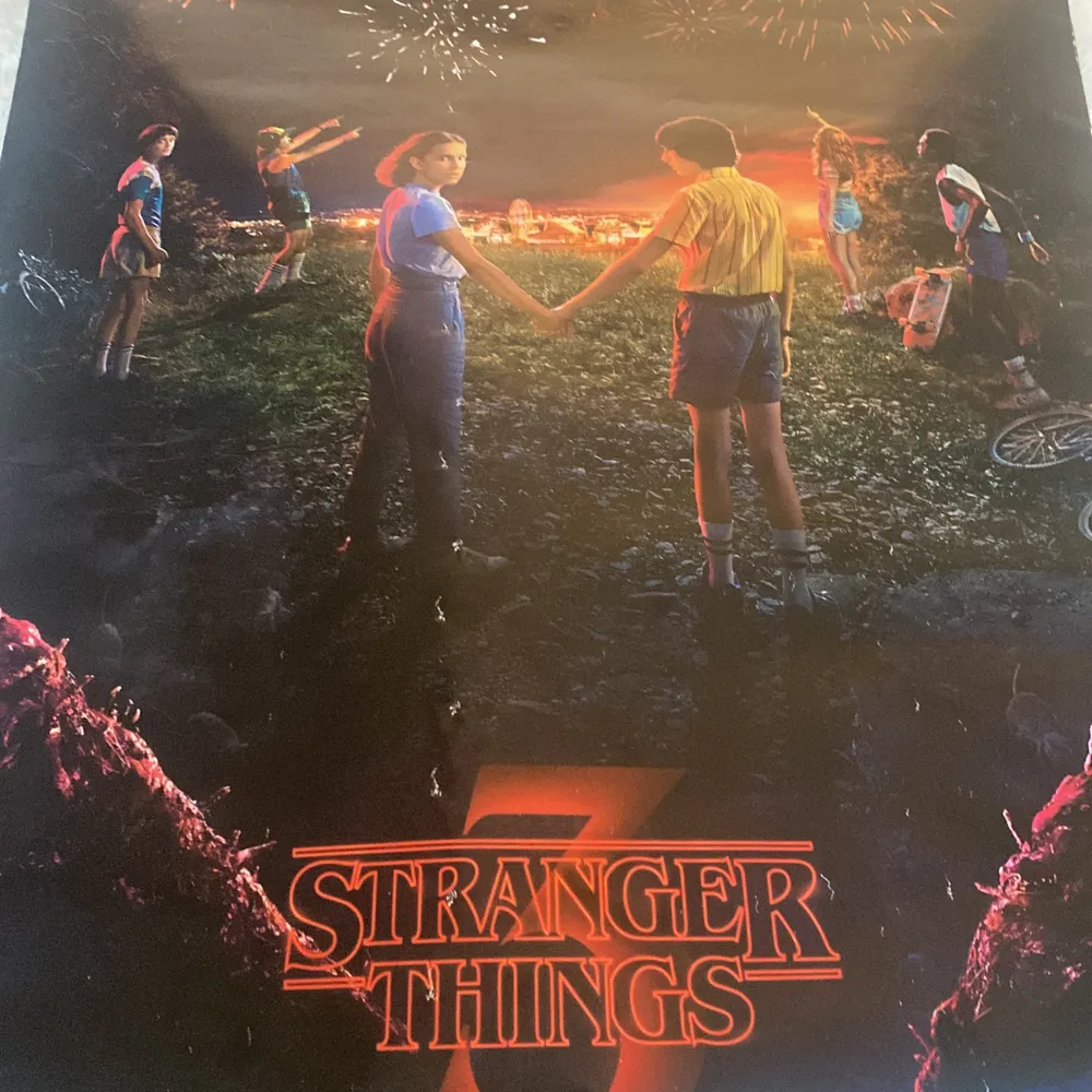 Det här är en poster från stranger things 3 den har några vita revor på men om man hänger upp den på vägen så syns det knappt! Kontakta med g om du är intresserad och gällande frakten!. Övrigt.