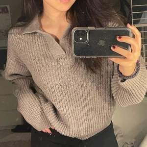 Stickad tröja  - Stickad tröja i modellen ”pipe sweater” från weekday, knappt använd