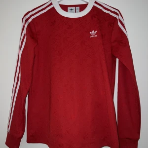 Adidas-set  - Adidas set som använt fåtal gånger. Inköpt i Amsterdam ca 3 år sedan men har mestadels hängt i garderoben.   Tröja och byxor är XS.  Byxorna har dragkedja i fickorna. 