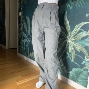 Kostymbyxor  - Kostymbyxor köpta från Hm. Använda ett fåtal gånger. 