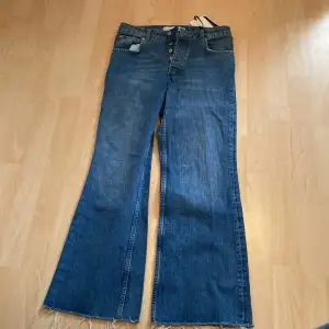 Helt nya jeans, aldrig använda. Köptes för 600kr men säljs för 450. De är också croppade