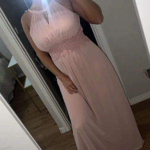 Festklänning - Färg-rosa Knappt använd Storlek- M  Nypris- 1500 Säljes för - 700 kr