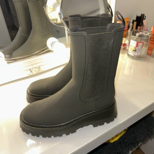 Skor  - Helt nya oanvända skor, från H&M, i storlek 38.💕