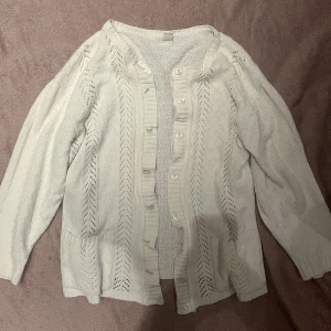 Vit stickad kofta - Jätte söt vit kofta från okänt märke! 
