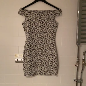 Off shoulder mönstrad klänning - Svart och vit mönstrad klänning från MANGO i mycket gott skick (använde 1-2 ggr), gjord av bomull