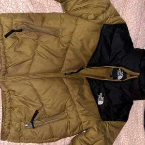 The North Face jacka - Sjuukt fin äkta the north face jacka, säljer för vill köpa ny, använda i några månader, 7/10. Pris kan diskuteras vid snabb affär. Kan träffas i värmland eller frakta.