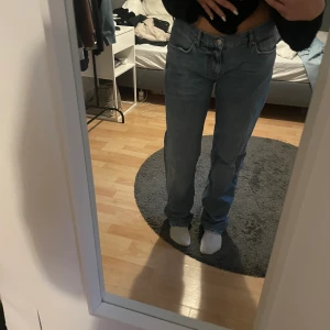 Low straight jeans Ginatricot - Low straight jeans från Ginatricot, storlek 38. Fint skick, inga fläckar eller annat slitage. Använda ett fåtal gånger. Säljer pga att de är för stora för mig.😚 Kan mötas i gävle eller skickas mot fraktkostnad!💞 Nypris 500kr!