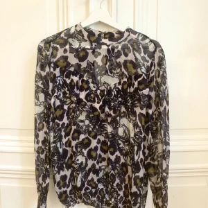 Second Female blus  - Storlek S Matchande kjol säljes också  Bra skick 