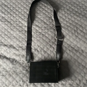 Fyrkantig väska från Zara! - säljer denna feta väskan från Zara!  Det är en axelväska och är minimalistisk! Superfin!