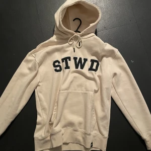 Unisex hoodie- Pull&Bear - En hoodie som är unisex, använder inte därav säljer jag den:) superfin!