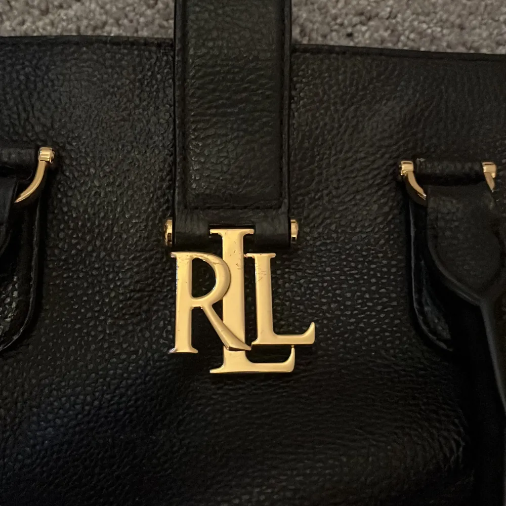 Ralph lauren väska i svart i relativt bra skick. Läder . Väskor.