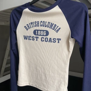 Långärmad tröja  - Jättefin tajt långärmad tröja från shein💞 Materialet är jätteskönt🧌 Den e i storlek S men skulle säga mer att den är som XS. skriv för fler bilder eller frågor❣️