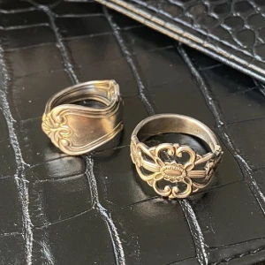 Ringar - Två ringar gjorda av skedar köpta på Plick, 100kr/st. Skulle uppskatta storleken till 17 på vänstra och 18/19 på högra, frakt 15kr💕