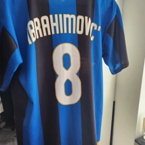 Adriano Ibrahimovic - Backa bandet! När fotoll inte handlade om pengar, när det tal vem gör målet eller vilka krigar tills slut och alla  vet historian men  2004 fram till 2009 gissa INTER HADE  tillsammans då på top -100 kr rabatt kr men de kugg fråga på det sen ha!  