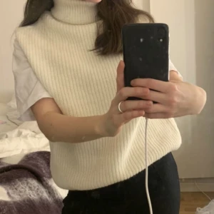 Stickad väst - Jätteskön stickad väst från Na-kd. Använd fåtal gånger💕