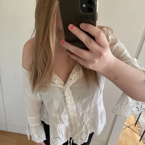 vit blus💗💗!!! - Jätte fin blus perfekt inför våren / sommaren!!💗 ( Intressekoll) 