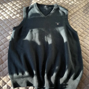 Gant väst - Gant väst, över skjortan eller som ett extra lager.