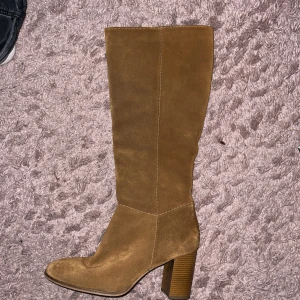 Bruna mockastövlar - Säljer dessa suuupersnygga mockastövlar!!😍😍använda ett fåtal gånger, köpta för 900 kr!