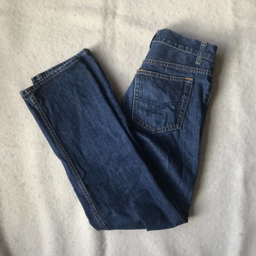 Raka jeans köpta secondhand med en mellanhög midja. Är några centimer från marken på mig som är 168cm. Skriv för fler bilder eller om du har frågor!. Jeans & Byxor.