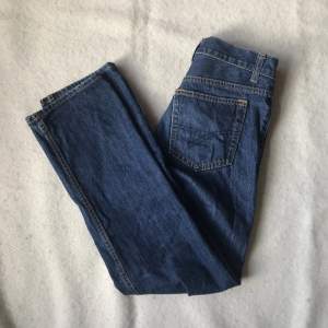 Raka jeans köpta secondhand med en mellanhög midja. Är några centimer från marken på mig som är 168cm. Skriv för fler bilder eller om du har frågor!