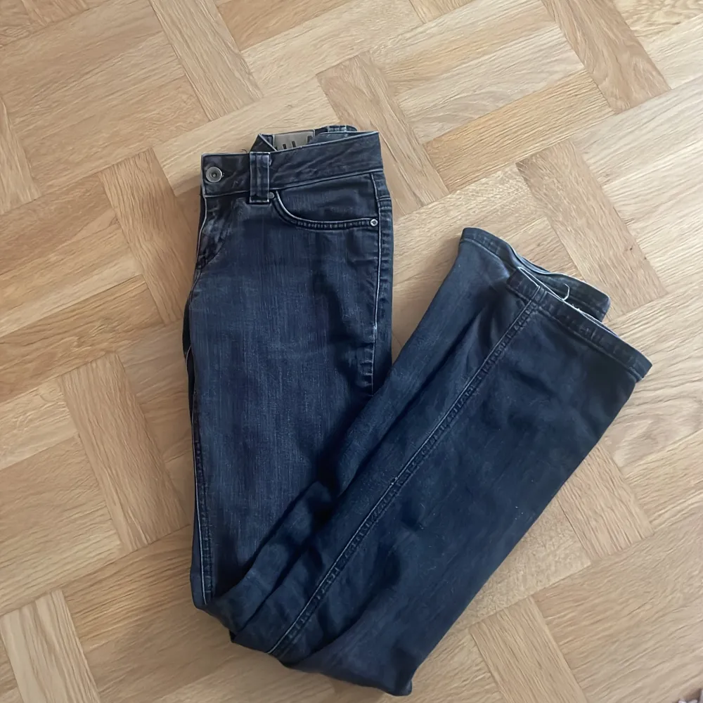 Säljer mina gråa/svarta lågmidjade jeans! Passar en S💓Jag är runt 167 cm lång💘Skriv om ni har frågor!. Jeans & Byxor.