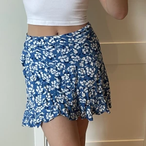 Sommar kjol - Säljer denna fina kjol i storlek S från mango! Den är knapt använd så den är i bra skick.💙💙