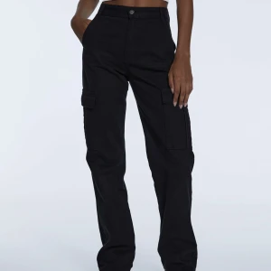 Svarta cargobyxor - Svarta cargobyxor från stradivaruis strl 38 (enligt mig 36/38) hon på dom sista bilderna är 168cm lång. 