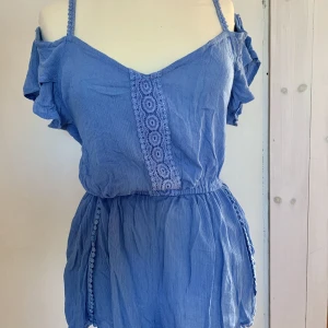Playsuit  - Från River island, för stor för mig men super somrig, luftig & skön playsuit! Även ”gömd” slits på båda sidorna, skriv i Dm för mer bilder! <3