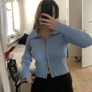 Tröja - Fin blå tröja. Storlek S. Mycket bra skick, köpt på plick för ett tag sedan!💙Tryck gärna på ”köp” vid smidig och snabb affär, postar samma dag/dagen efter. Hör av dig vid frågor!