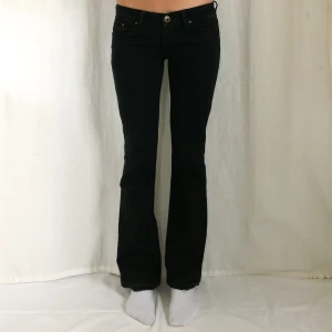 lågmidjade jeans - använd köp nu! midja:76 innerben:80 jag är 169 och w28 som referens😽(nedsprättade)