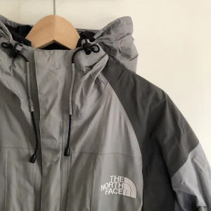 The North Face raining jacket goretex  - Perfect condition, men’s M but fits also L 