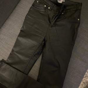 Svarta jeans i ”fake-skinn” look som är extremt stretchiga och supersköna. Modellen Snake💕