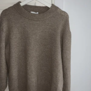 Beige stickad - Använd max 2 gånger. Köpt för 300kr säljer för 150kr ink frakt .